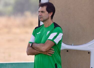 Ania toma apuntes en La Rosaleda