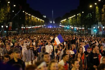 Los aficionados franceses celebraron la clasificación de su selección para la final del Mundial. 