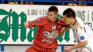 Saúl aguanta el balón.