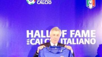 El técnico del Real Madrid, durante el acto, en el que donó al museo de la Federación italiana una de las camisetas que utilizó en el Mundial de Italia 1990.