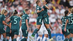 Milton Keynes (United Kingdom), 16/07/2022.- Sophia Kleinherne of Germany celebrates scoring the opening goal with Kathrin-Julia Hendrich of Germany during the UEFA Women's EURO 2022 group B soccer match between Finland and Germany in Milton Keynes, Britain, 16 July 2022. (Finlandia, Alemania, Reino Unido) EFE/EPA/Vince Mignott
