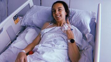 La madridista Caroline Weir posa sonriente en la cama del hospital tras su intervención quirúrgica.