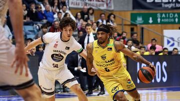 SANTIAGO DE COMPOSTELA, 04/02/2024.- El jugador de Gran Canaria Andrew Albicy (d) protege un balón ante el jugador del Obradoiro Oleksandr Kovliar (i) durante el encuentro de la Liga ACB que están disputando Obradoiro y Gran Canaria en el Multiusos de Sar en Santiago de Compostela, este domingo. EFE/Xoán Rey
