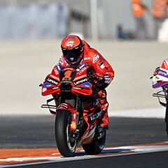 Bagnaia saca el campeón que lleva dentro