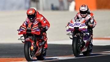 Bagnaia rodando delante de Martín.