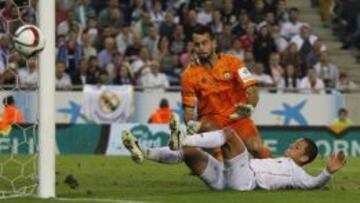 Chicharito Hernández, en un lance del encuentro copero entre el Cornellá y el Real Madrid