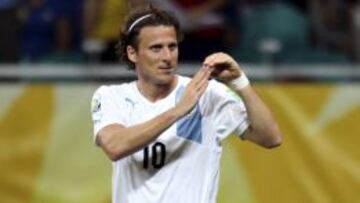 El delantero de la selecci&oacute;n de Uruguay, Diego Forl&aacute;n, celebra su gol durante el partido contra Nigeria.