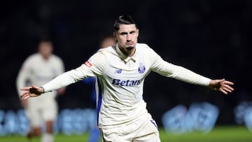 Borja Sainz celebra un gol en Alverca.