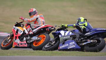 ARG100. TERMAS DE R&Iacute;O HONDO (ARGENTINA), 08/04/2018.- El piloto italiano de MotoGP Valentino Rossi (d), y Marc M&aacute;rquez (i), del equipo Repsol Honda Team, en la &uacute;ltima curva del circuito tras un toque con en el Gran Premio de Argentina