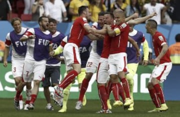 Los jugadores de Suiza celebran el segundo gol marcado ante Ecuador, por el delantero Haris Seferovic.