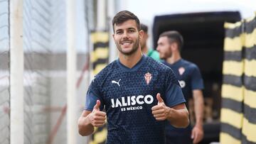 29-08-23. RÓBER PIER, MOMENTOS ANTES DE COMENZAR EL ENTRENAMIENTO DEL SPORTING EN MAREO.