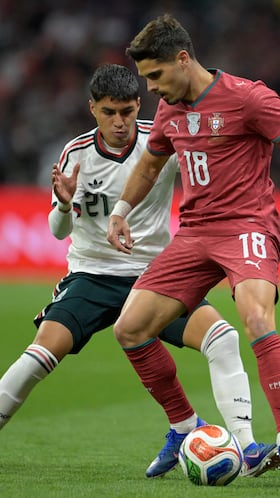 Mexico's defender #21 Everardo Lopez del Villar and Portugal's midfielder #18 Pedro Neto fight for the ball during a friendly football match between Mexico and Portugal at the Banorte (formerly known as Azteca) Stadium in Mexico City on March 28, 2026. (Photo by Alfredo ESTRELLA / AFP)