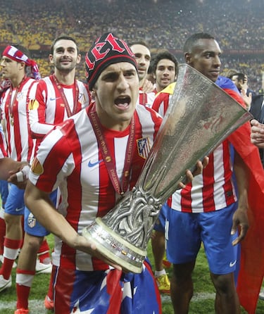 Koke ganó la Europa League de la temporada 2011-12, el primer título de Simeone al frente del Atlético. El conjunto madrileño derrotó por 3-0 en la final al Athletic de Bilbao, el 9 de mayo de 2012, en una noche mágica de Falcao. En el Arena estadio de Bucarest, y a las órdenes del Cholo, el Atlético formó con: Courtois; Juanfran, Miranda, Godín, Filipe Luis; Diego (Salvio, 88'), Mario Suárez, Gabi, Arda Turan (Domínguez, 93'); Adrián (Koke, 90') y Falcao. El colombiano hizo dos goles y Diego el tercero. Koke apenas participó, pues salió en el último minuto. Gabi y Mario Suárez eran los titulares del centro del campo del Atlético.