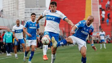Futbol, Universidad Catolica vs Universidad de Chile.
Fecha 28, campeonato Nacional 2024.
El jugador de Universidad de Chile Marcelo Diaz, derecha disputa el balon con Gonzalo Tapia de Universidad Catolica durante el partido de primera division realizado en el estadio Santa Laura U SEK,Santiago Chile.
19/10/2024
Felipe Zanca/Photosport
Football, Universidad Catolica vs Universidad de Chile.
28th round, 2024 National Championship.
Universidad de Chile's player Marcelo Diaz right vies for the ball against Gonzalo Tapia of Universidad Catolica during a first division match at the Santa Laura U SEK stadium, Santiago Chile.
19/10/2024
Felipe Zanca/Photosport