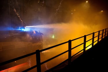 La policía usa un cañón de agua contra los manifestantes que intentan bloquear una carretera que conduce al estadio Santa Giulia, el día de una protesta contra el impacto ambiental, económico y social de los Juegos Olímpicos de Invierno Milano-Cortina 2026.