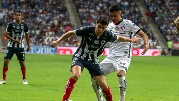 AME2664. MONTERREY (MÉXICO), 20/04/2022.- Stefan Medina (i) de Rayados de Monterrey disputa el balón con Cristopher Trejo (d) de Atlas de Guadalajara hoy, durante un partido por la jornada 15 del torneo Clausura 2022, en el estadio BBVA de Monterrey (México). EFE/Miguel Sierra