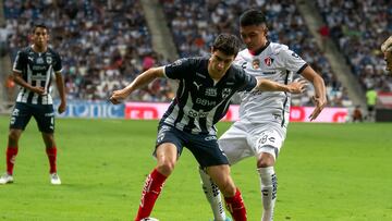 AME2664. MONTERREY (MÉXICO), 20/04/2022.- Stefan Medina (i) de Rayados de Monterrey disputa el balón con Cristopher Trejo (d) de Atlas de Guadalajara hoy, durante un partido por la jornada 15 del torneo Clausura 2022, en el estadio BBVA de Monterrey (México). EFE/Miguel Sierra
