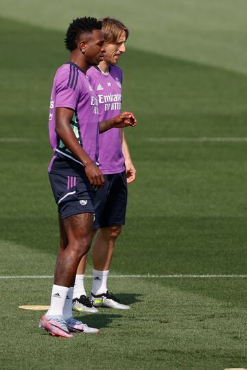 Vinicius y Modric, durante el entrenamiento del Madrid de este viernes.
