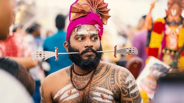 El Thaipusam es un importante festival hindú celebrado principalmente por la comunidad tamil, dedicado a Lord Murugan, el dios hindú de la guerra, la victoria, la sabiduría y la virtud. El Thaipusam es conocido por sus impactantes y devotas prácticas, que a menudo involucran actos de auto-mortificación.
