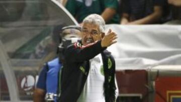 El director t&eacute;cnico de M&eacute;xico, Ricardo Ferretti, observa las acciones ante Trinidad y Tobago. 