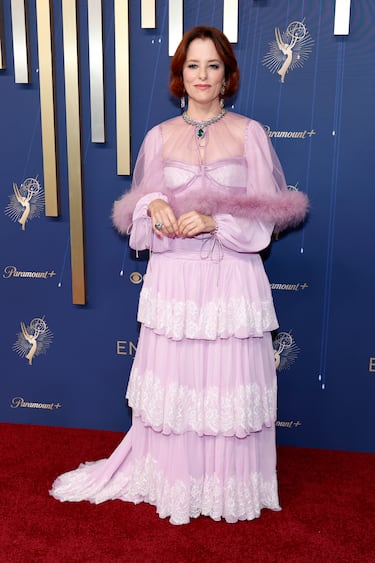 Parker Posey posa en la alfombra roja de los Premios Emmy 2025 celebrados en California.