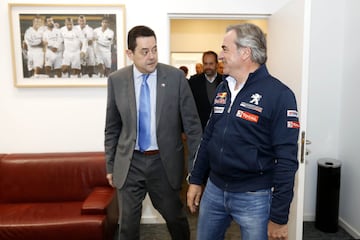 Carlos Sainz charla con Tomás Roncero. 