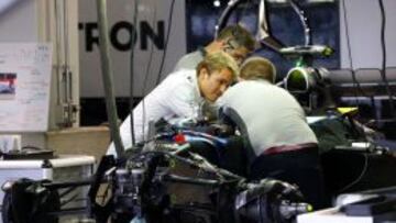 Nico Rosberg, en el box de su equipo en Suzuka.