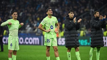 Jugadores del Barcelona se lamentan de la derrota ante el Inter en la vuelta de las semifinales de Champions.