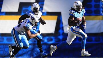 SAN DIEGO, CA - NOVEMBER 06: Avery Williamson #54 and Brian Orakpo #98 of the Tennessee Titans pursue Melvin Gordon #28 of the San Diego Chargers in the first half at Qualcomm Stadium on November 6, 2016 in San Diego, California. Sean M. Haffey/Getty Images/AFP
== FOR NEWSPAPERS, INTERNET, TELCOS & TELEVISION USE ONLY ==