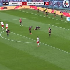 Inexplicable la cantada del portero del Hertha: la reacción de sus defensas, definitoria