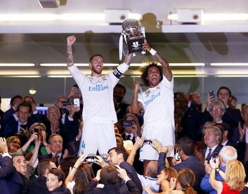 Tras ganar 1-3 en Barcelona, el Real Madrid sentenció la eliminatoria tras ganar 2-0 la vuelta en el Bernabéu. Sergio Ramos y Marcelo levantan el título de campeón de la Supercopa