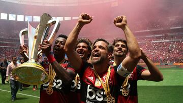 BRASILIA, BRAZIL - FEBRUARY 16: Bruno Henrique of Flamengo lifts the trophy and celebrates with Everton Ribeiro of Flamengo after the Brazilian Supercopa final between Flamengo and Athletico PR at Mane Garrincha Stadium on February 16, 2020 in Brasilia, B