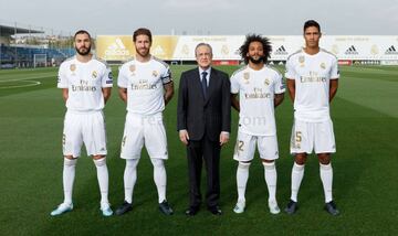 Florentino Pérez posando con los capitanes: Benzema, Sergio Ramos, Marcelo y Varane. 