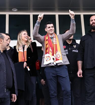Álvaro Morata a su llegada a Estambul acompañado de su mujer, Alice Campello. 