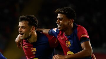 Pedri celebra un gol con Lamine y Casadó.