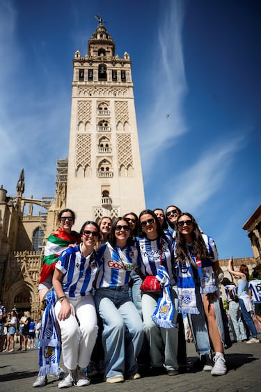 Imágenes de las aficiones del Atlético de Madrid y Real Sociedad en las calles de Sevilla a horas de disputarse la Final de la Copa del Rey.