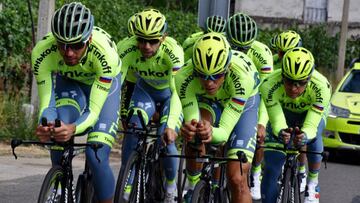 Los corredores del equipo Tinkoff ensayan para la contrarreloj por equipos de la Vuelta a España, que comienza este sábado en Orense.