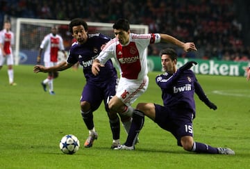 El Ajax estuvo atento y listo y se llev¨® a Luis Su¨¢rez en la temporada 2007-08 por 7'5 millones de euros. Desde el primer momento fue un jugador muy importante para este hist¨®rico club. Con el Ajax jug¨® tres temporadas y media, disput¨® 159 partidos y marc¨® 111 goles. En esos gan¨® una KNVB Cup (temporada 2009-10) y una Liga Eridivisie (campa?a 2010-11). En el Ajax fue capit¨¢n del equipo en su segunda temporada y el primer futbolista sudamericano en lograrlo. En este club pas¨® la barrera de los 100 goles y se puso al nivel de jugadores hist¨®ricos de la entidad como Cruyff, Van Basten o Bergkamp. En la campa?a 2009-10 marc¨® 35 goles en 33 partidos y fue el jugador extranjero con m¨¢s tantos en liga en los Pa¨ªses Bajos.