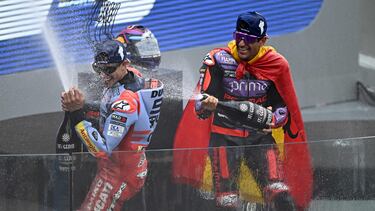 Jorge Martín celebra su victoria en Le Mans con Marc Márquez, que acabó segundo.