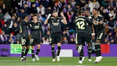 Benzema celebra con sus compañeros su segundo gol del partido.