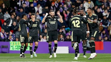 Benzema celebra con sus compañeros su segundo gol del partido.