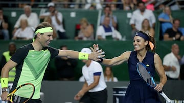 El tenista español Rafa Nadal y la extenista argentina Gabriela Sabatini chocan las manos durante su partido de dobles ante Casper Ruud y Gisella Dulko en una exhibición en Buenos Aires.