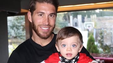 Sergio Ramos sonriente con su hijo Alejandro en brazos.