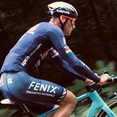 Van der Poel vuela sobre los adoquines de la París-Roubaix