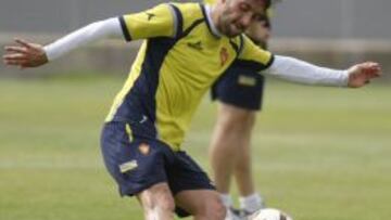 Eldin Hadzic golpea al balón en el entrenamiento de ayer.