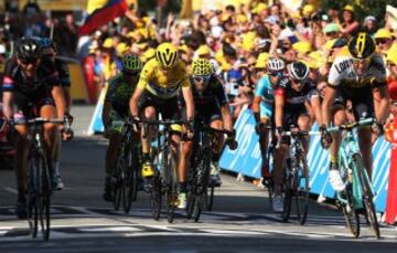 Chris Froome cruza la línea de meta junto a Alberto Contador y Alejandro Valverde.