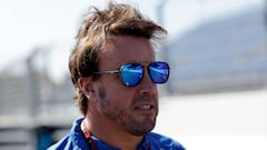 Alonso recoge la gorra dedicada de Hamilton
