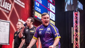 El jugador de dardos inglés Luke Littler celebra su tirada de nueve dardos en la final del Abierto de Bélgica ante Rob Cross en el European Darts Tour.