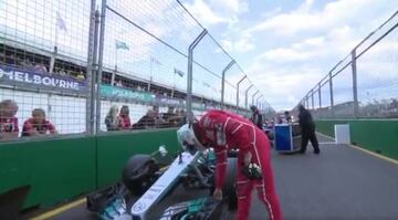 El instante en el que Vettel toca el alerón del coche de Hamilton.