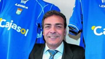 <b>FELIZ. </b>Carlos Osma sonríe entre dos camisetas del Xerez.